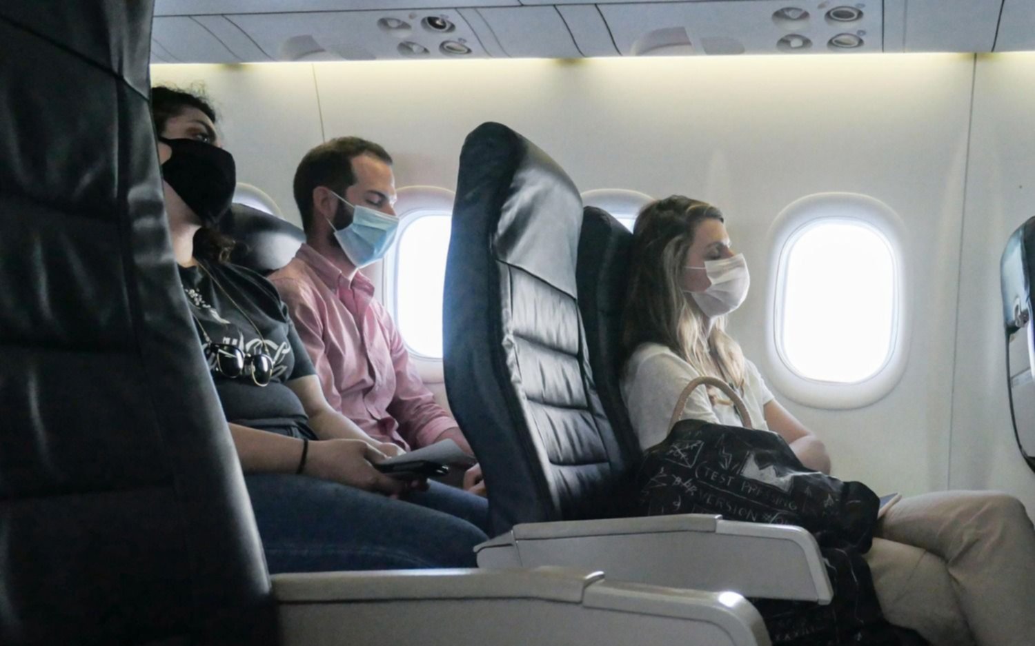 Otro paso hacia la vieja normalidad: en aerolíneas de EE UU ya no es obligatorio usar barbijo