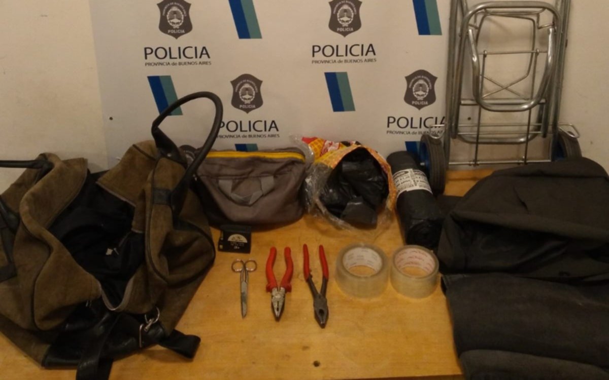 Alquilaba departamentos temporarios en La Plata y se llevaba hasta las estufas