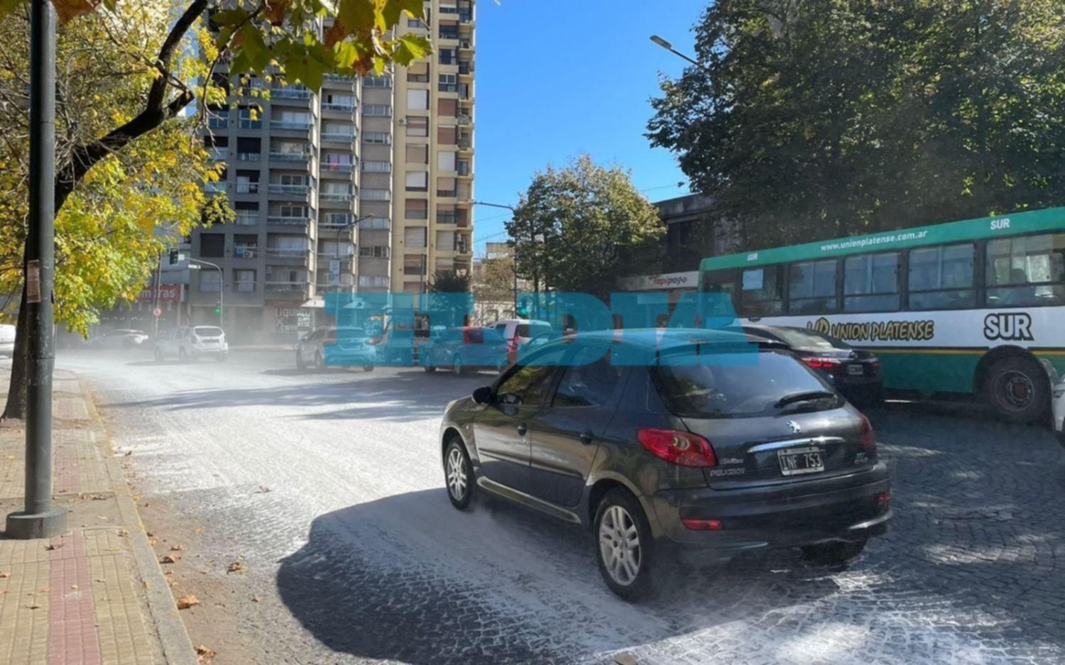 Un derrame de grasa de cerdo provocó un caos en Plaza Italia y hasta se cayó un repartidor