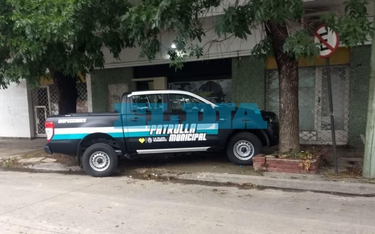 Insólito "estacioná donde quieras": un patrullero se subió a una vereda y causó indignación vecinal
