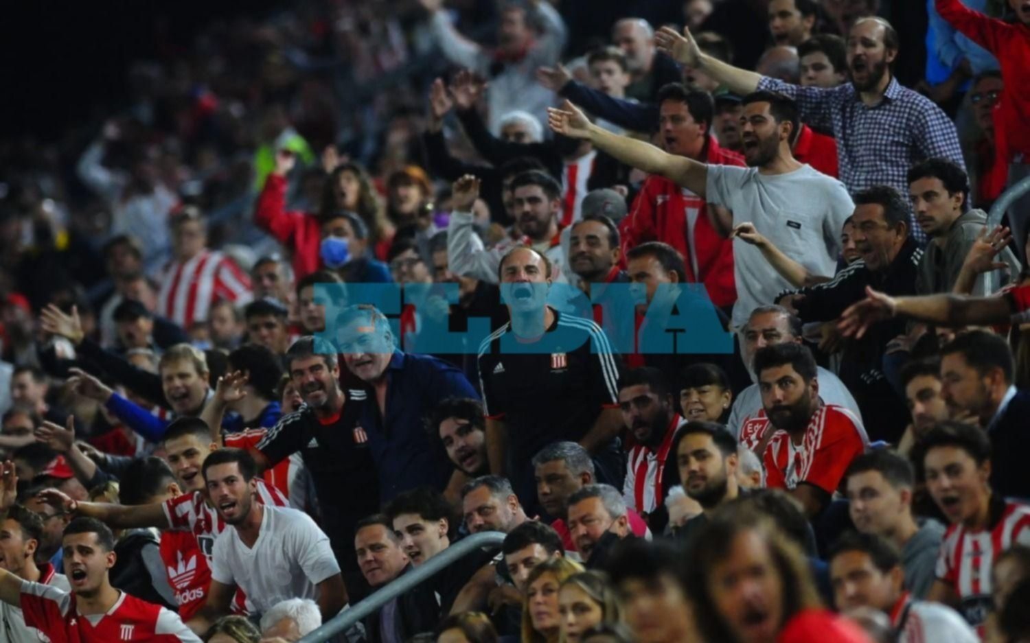 Una multitud con miles de banderas brindó su aliento en UNO: mirá la galería de fotos