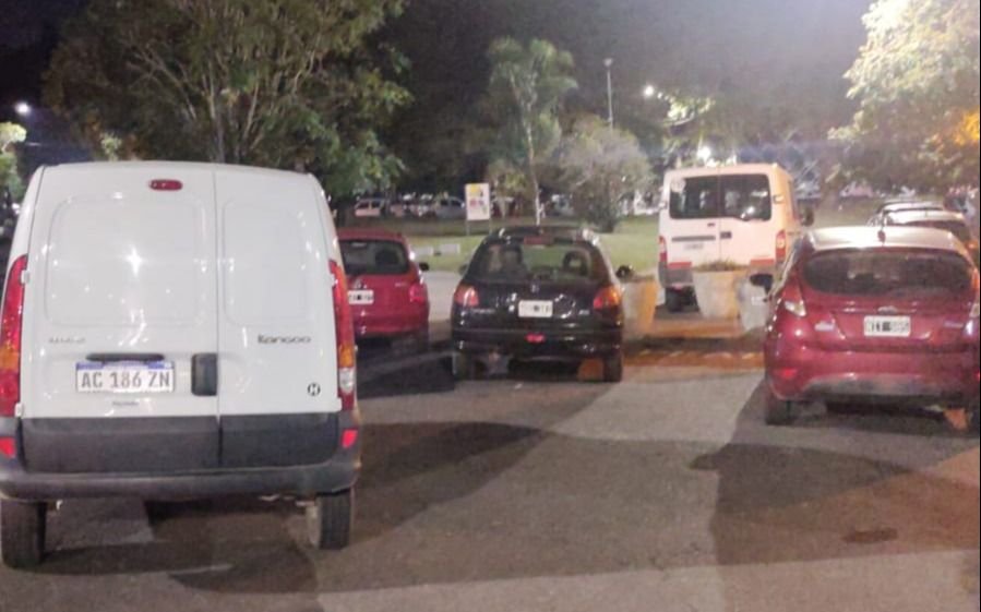 Festival de autos en cualquier lado y quejas por los puestos de choris en los alrededores de 1 y 57