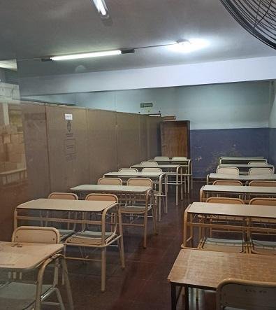 Con cartones, donde había un salón dejaron dos