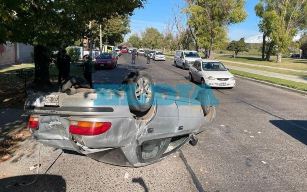 Carambola de choques en 32 entre 20 y 21: un auto terminó volcando