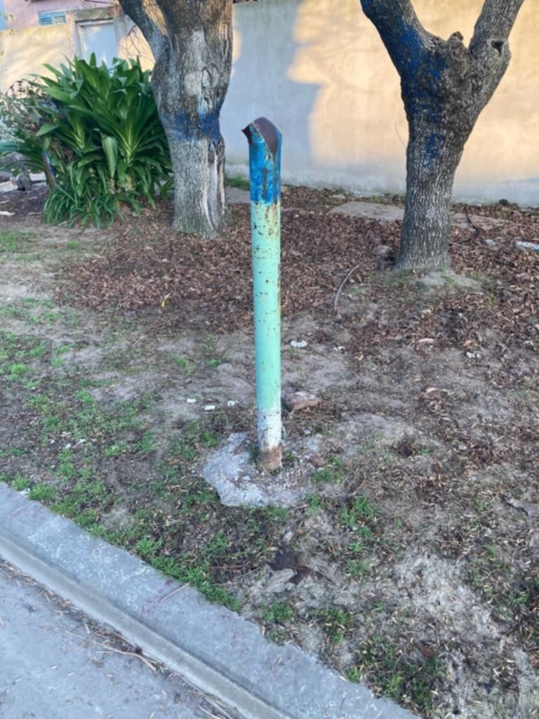 De una luminaria sólo quedó la base y los vecinos denuncian una "boca de lobo"