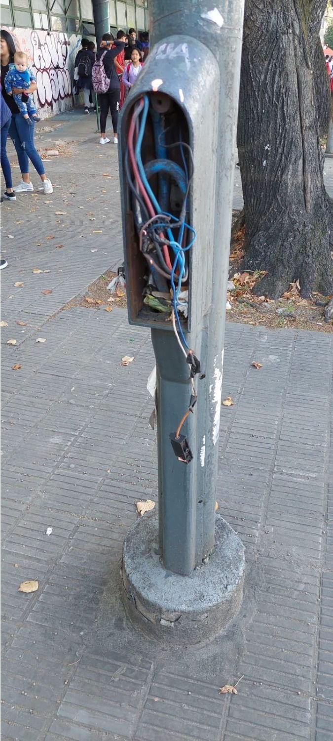 Cables pelados en una luminaria de Av. 7