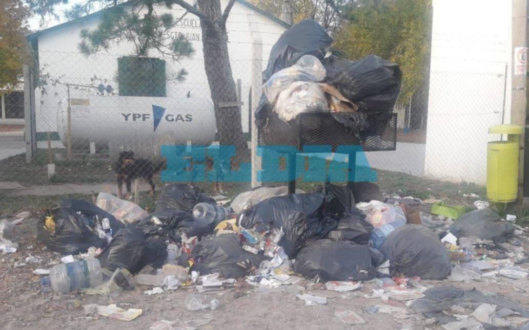Malestar vecinal por la cantidad de basura en la entrada de un colegio 