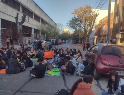 Protesta por deficiencias en el edificio del colegio secundario “Carlos Vergara”