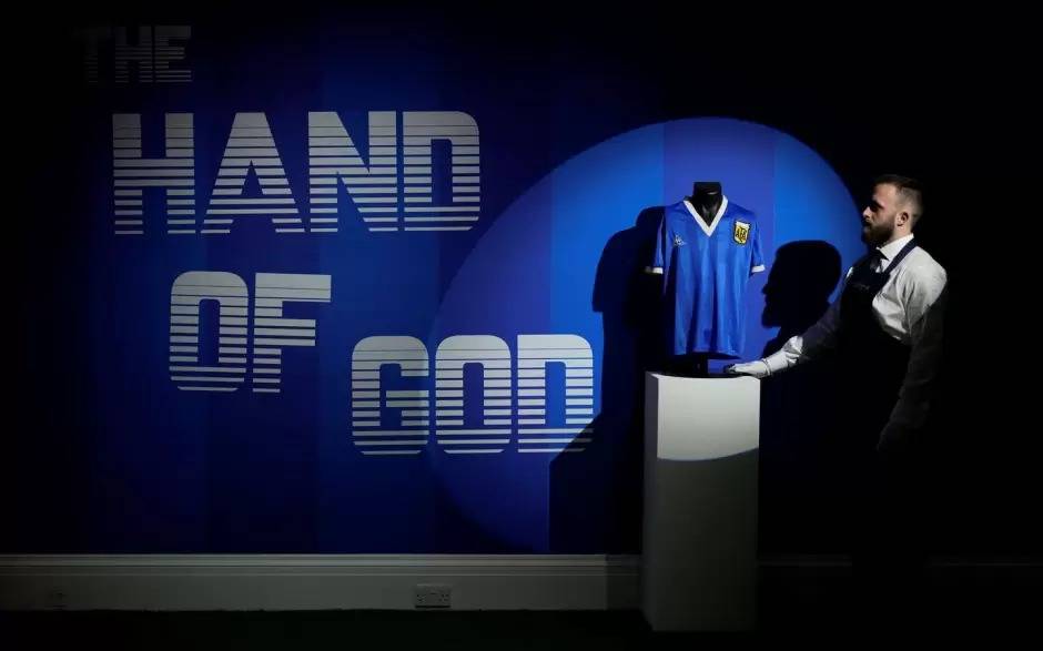 Ya subastan la camiseta de Diego contra los ingleses: sorpresa por una oferta millonaria