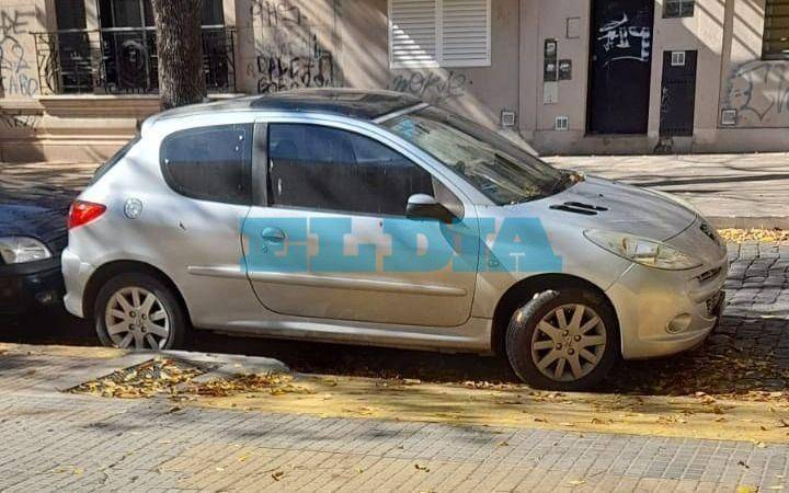 "Estacioná donde quieras" y cómo sea: nuevo capítulo de un mal platense
