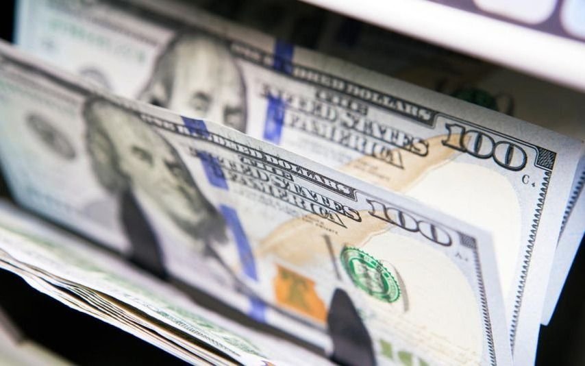 El dólar blue superó la barrera de los $200 y el riesgo país volvió a trepar