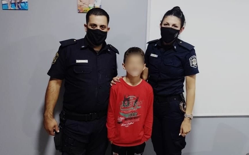 El reencuentro de los policías y el nene de 9 años al que le salvaron la vida en plena ruta 215