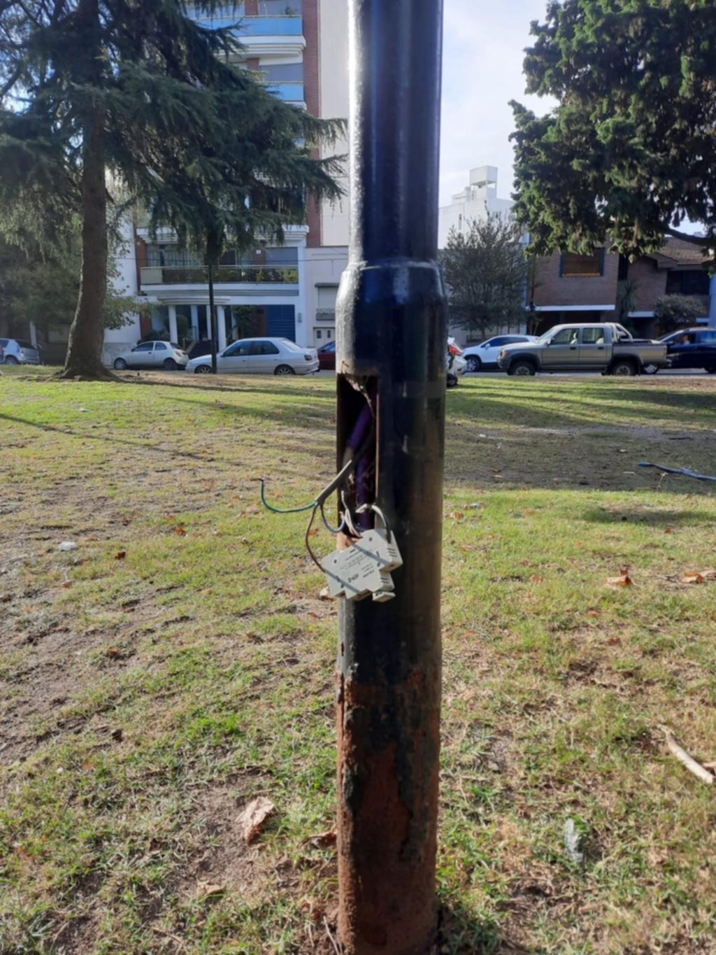 Peligro en una plaza por una columna de alumbrado