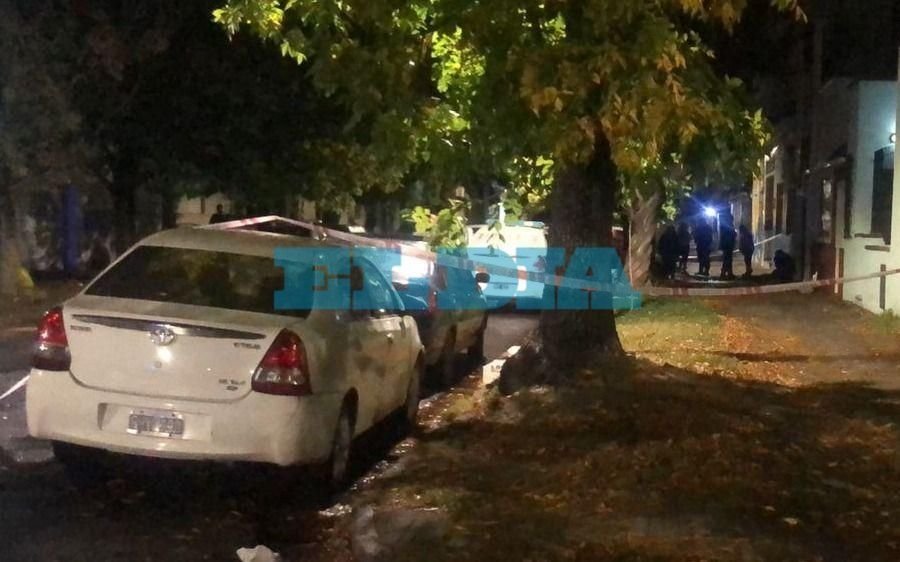 Conmoción y misterio en La Plata: apareció un joven muerto en plena calle y creen que era un ladrón