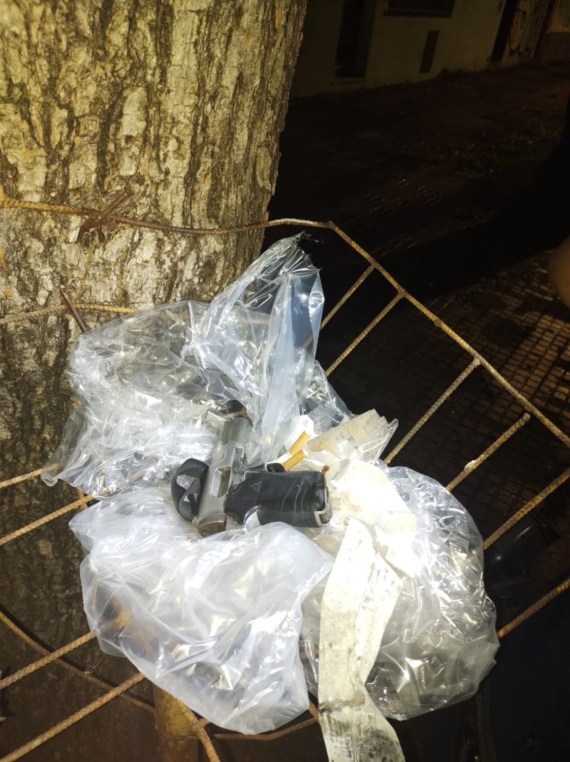 Robo en 68 y 5, tiro en la sien y una pistola en la basura: ¿el cómplice mató al ladrón?