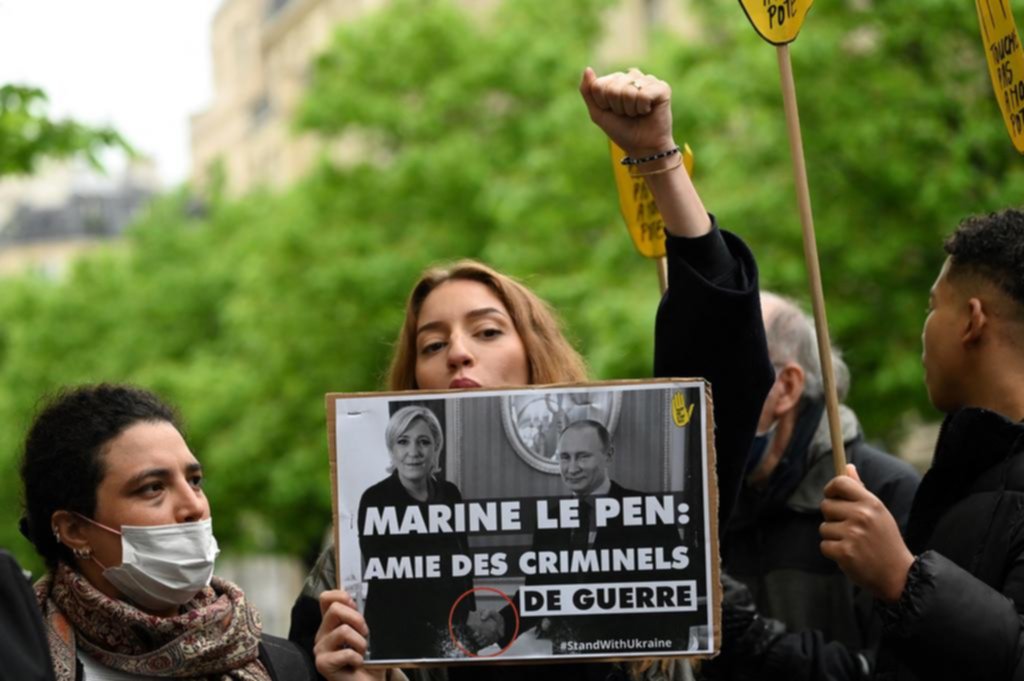 Le Pen, cada vez más expuesta por sus vínculos con Rusia
