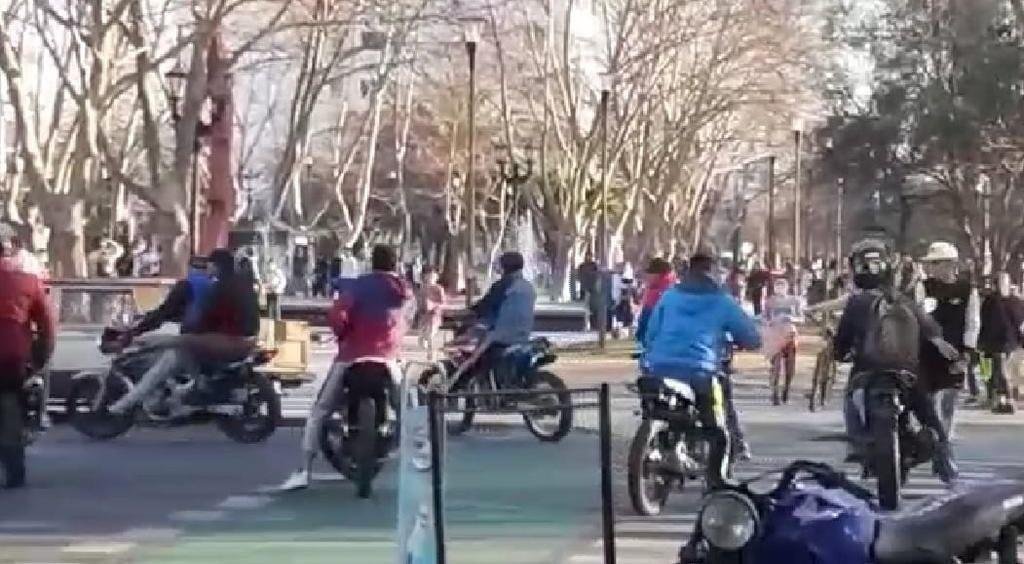 Noche, ruido ¿y venta?: compran casas en Plaza Malvinas