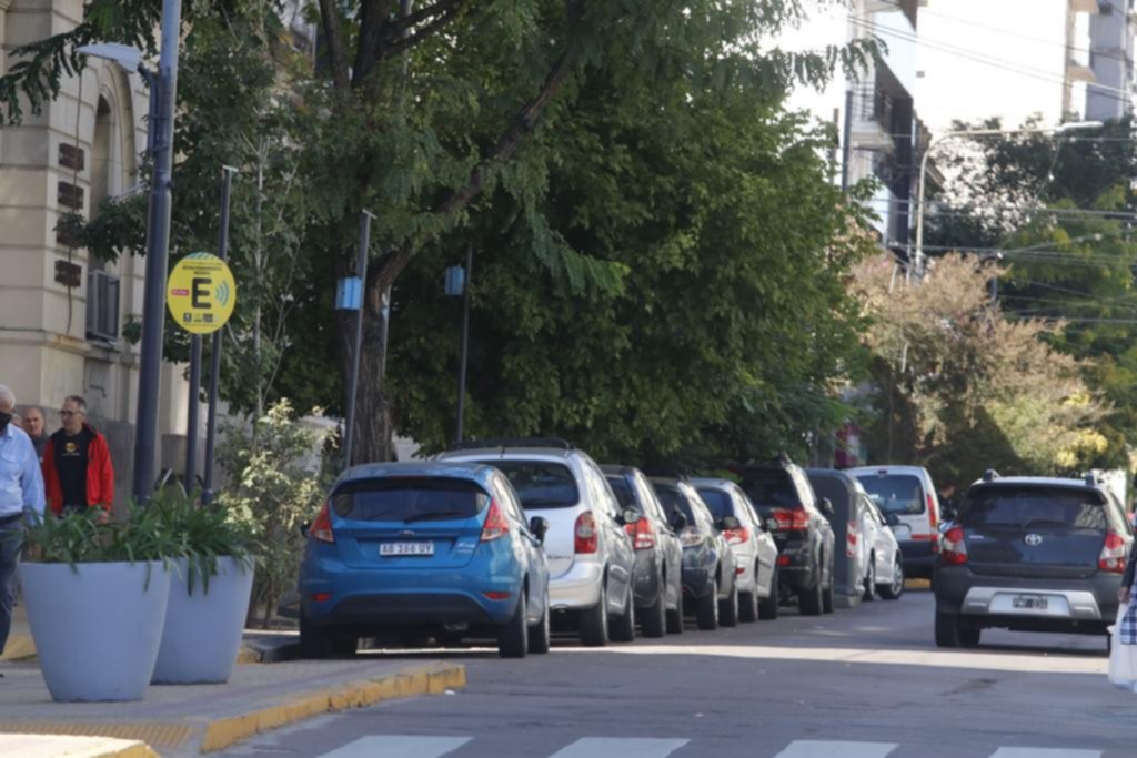 Estacionar volvió a ser una odisea que derrama movimiento al Bosque
