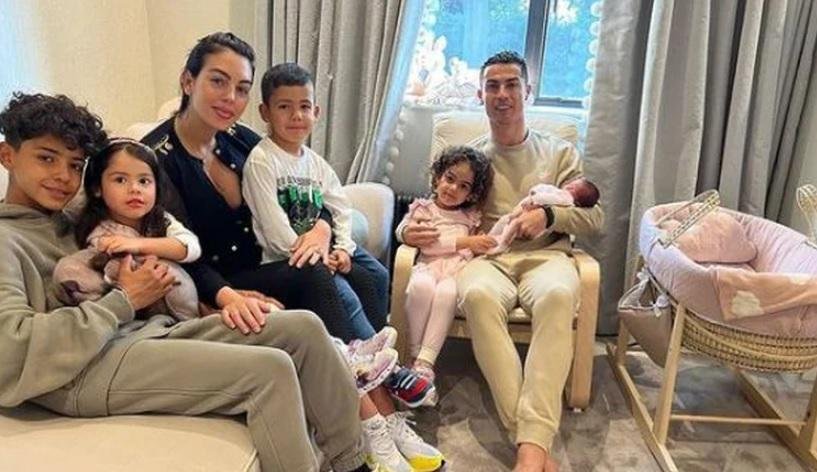 “Hogar dulce hogar”: Cristiano presentó a su bebé y agradeció los gestos de apoyo