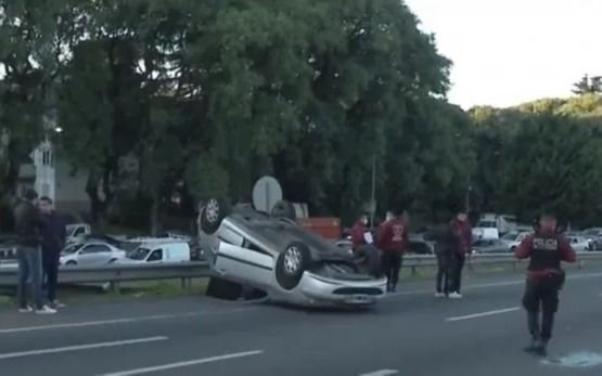 Cinco personas heridas tras un choque y vuelco en la General Paz a la altura de Villa Urquiza