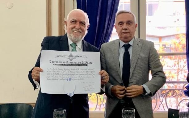 Gil Lavedra brindó una charla en Derecho y fue reconocido como visitante ilustre