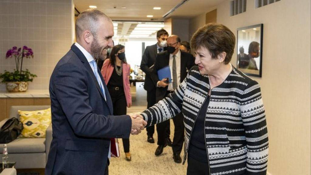 El Gobierno dice que podrá cumplir con la primera revisión del FMI