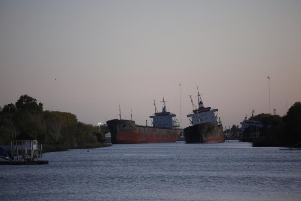 Alarma en el Puerto: un barco se soltó y quedó atravesado en un canal