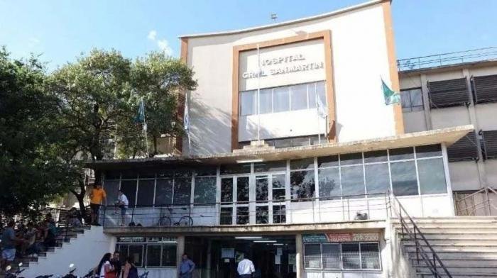 Un hombre lucha por su vida tras ser apuñalado en la ingle durante un robo