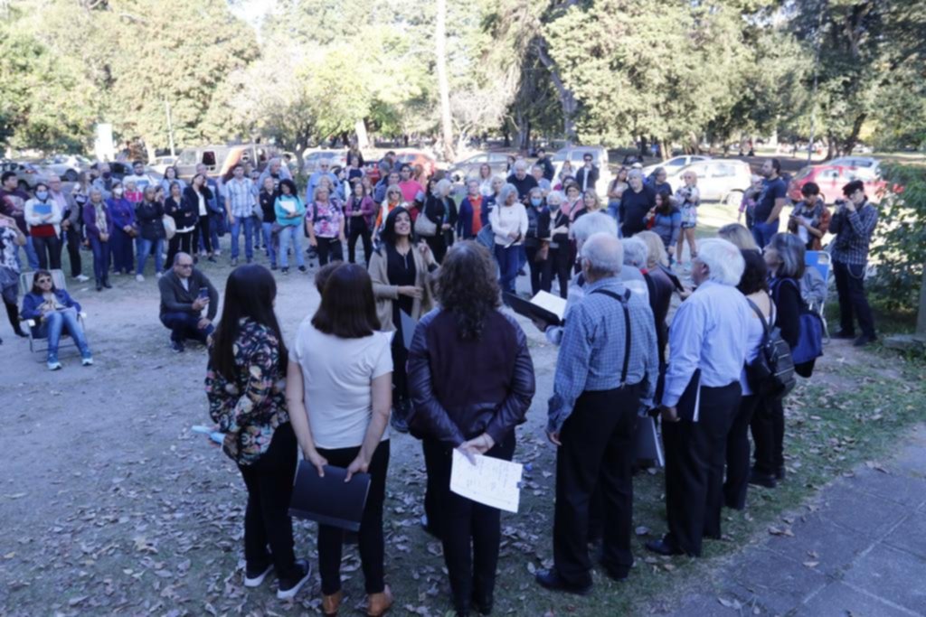 Nuevo abrazo simbólico al Teatro del Lago en el Bosque