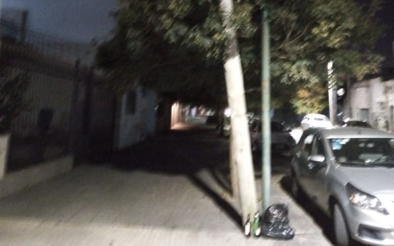 Reclamo por un poste "que se está venciendo" en barrio Norte