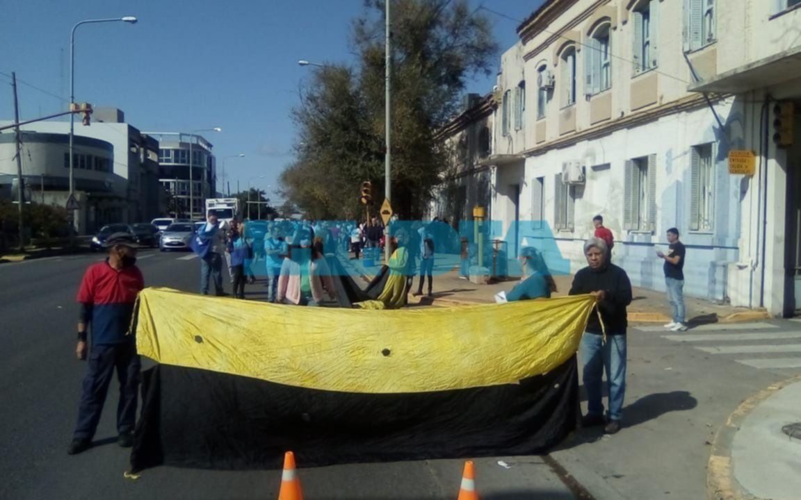 La semana comenzó con protestas, piquetes y caos vial en La Plata