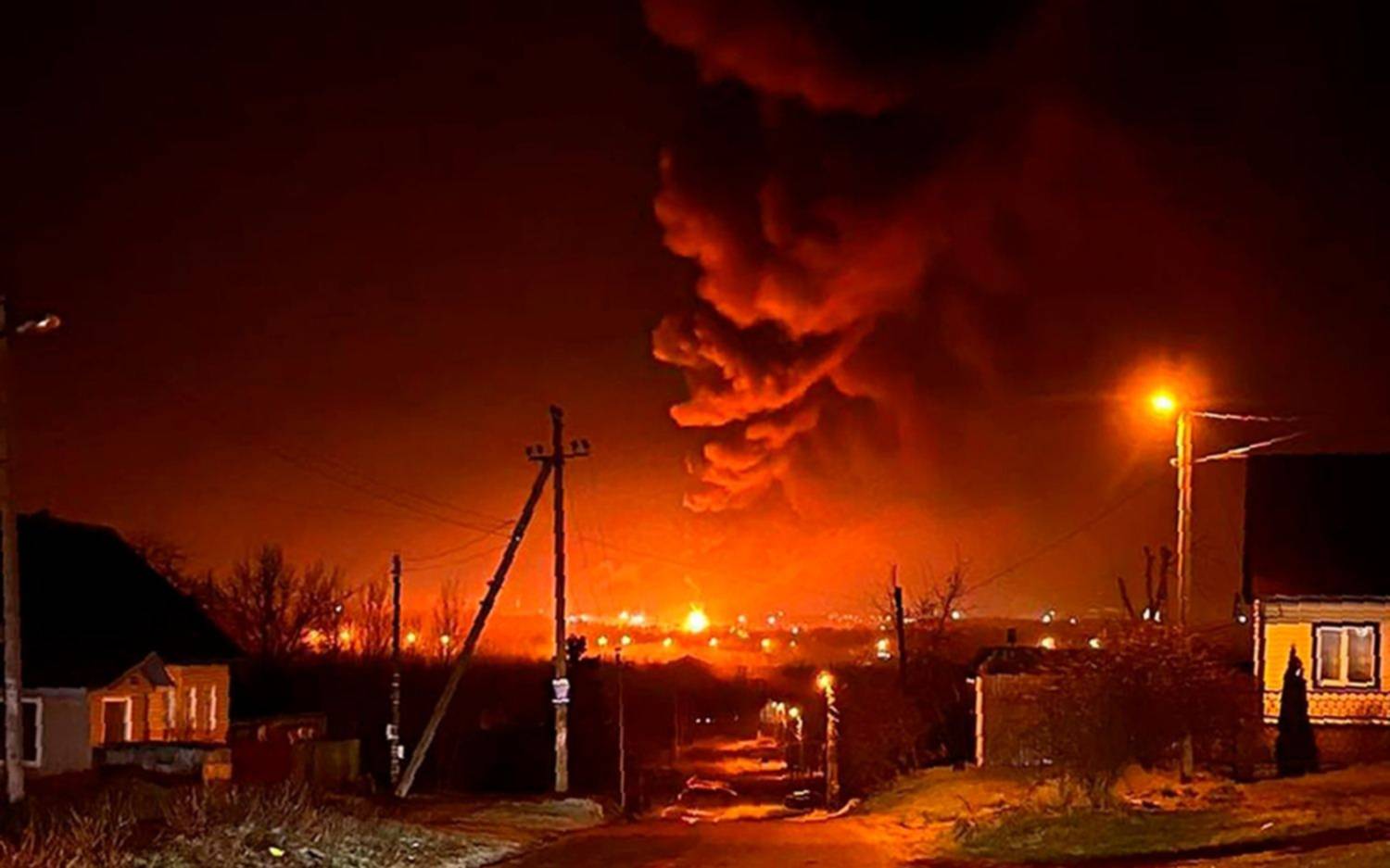 Ataques a red ferroviaria y  refinería en Ucrania, y dos incendios en instalaciones petroleras en Rusia