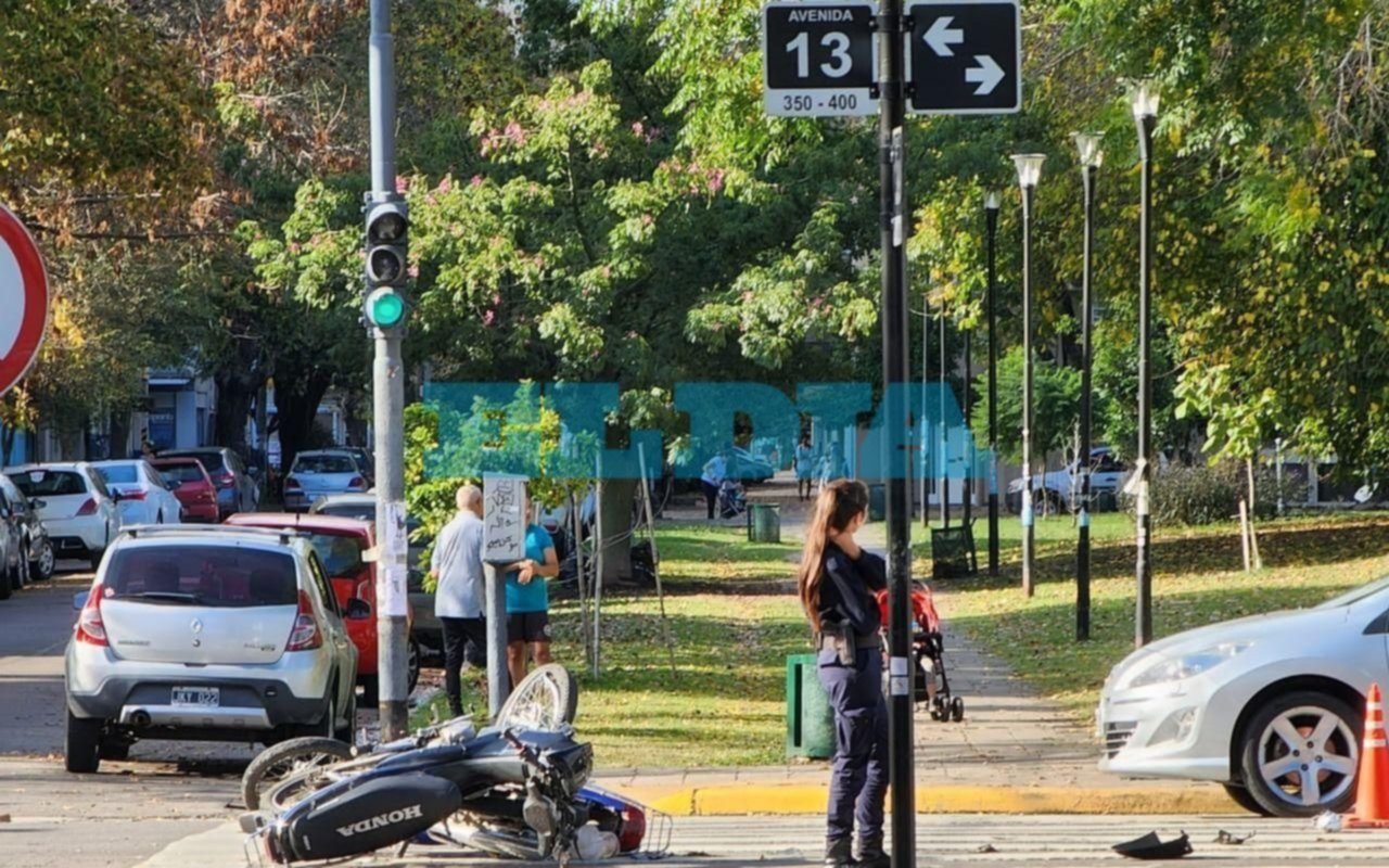 Violento choque entre motociclistas en avenida 13: una mujer pelea por su vida en el Rossi