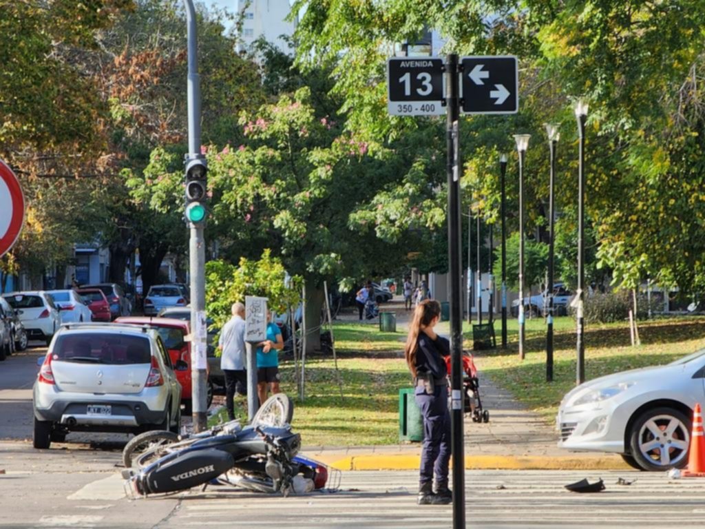 Una motociclista grave por un choque en 13 y 39