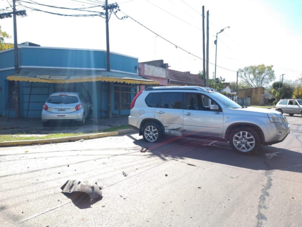 “Lo hizo fruta”: chocó y metió el auto en una verdulería