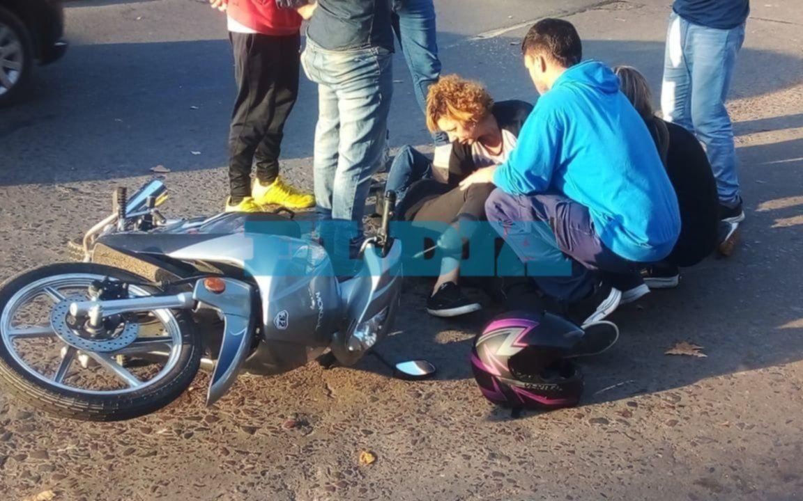 Otra tarde accidentada en la Ciudad: una motociclista chocó con un taxi en El Mondongo