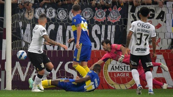 Boca perdió 2-0 frente a Corinthians y quedó muy comprometido en el Grupo