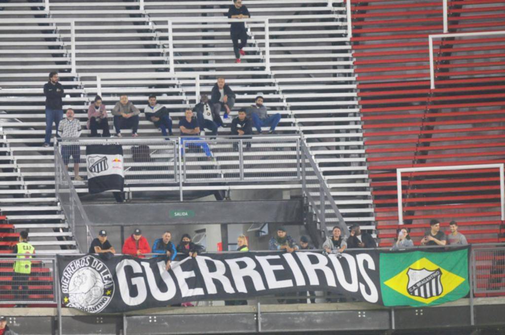 Más que un codo, les alcanzaba con un palco a los hinchas de Bragantino que llegaron provenientes desde Brasil