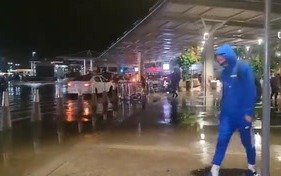 Boca volvió en medio de la tormenta, en silencio y con caras muy largas