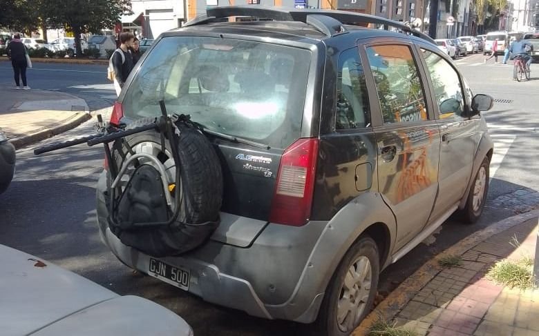 Estacioná dónde quieras: ni el temporal lo detiene