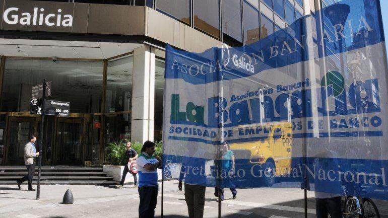 Hoy no hay bancos por un paro: qué se puede hacer y qué no, y cómo cobran los jubilados