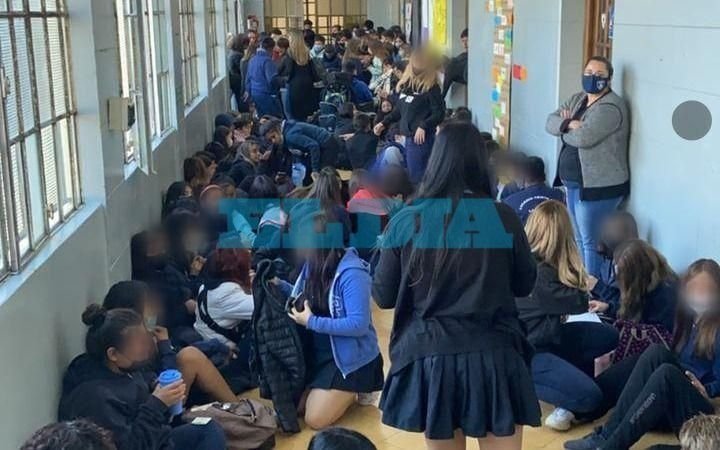 Otra escuela de La Plata con denuncias por acoso: alumnas realizaron una sentada