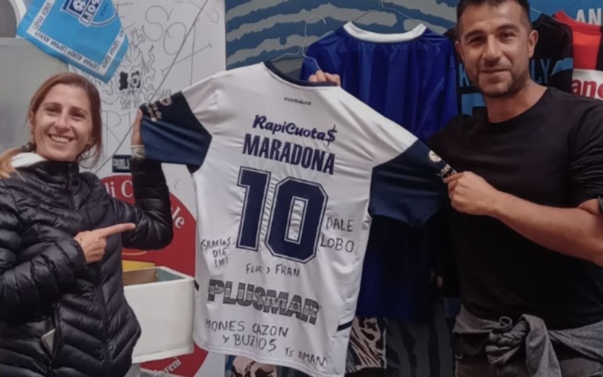 De La Plata a Nápoles: la camiseta de Gimnasia ya se expone en el museo de Maradona