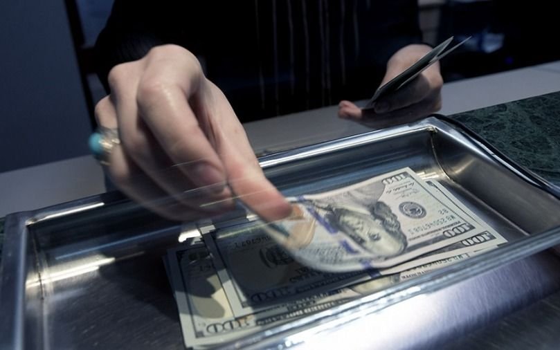 El dólar blue retrocedió $2,50 y cerró a 204 pesos