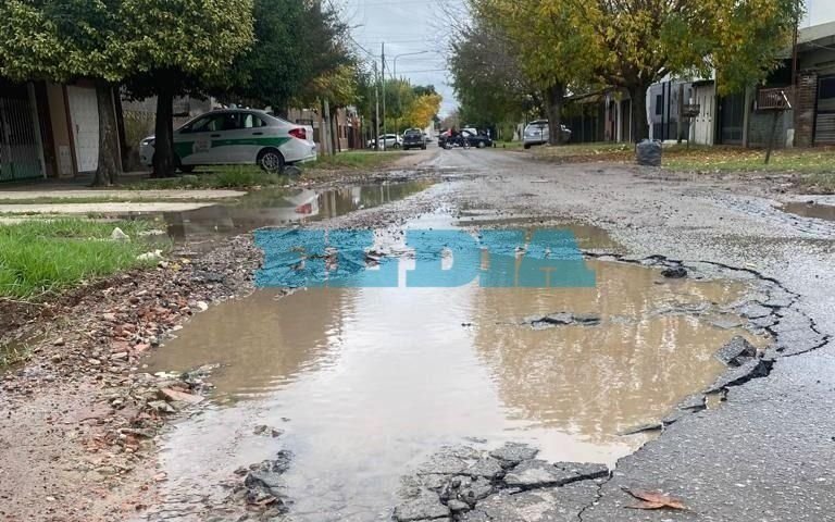 Se hundió una calle y generó peligrosos baches con agua en Los Hornos