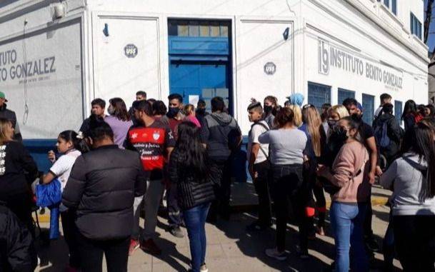Abuso sexual en un colegio de Bernal: graves incidentes entre los padres y policías