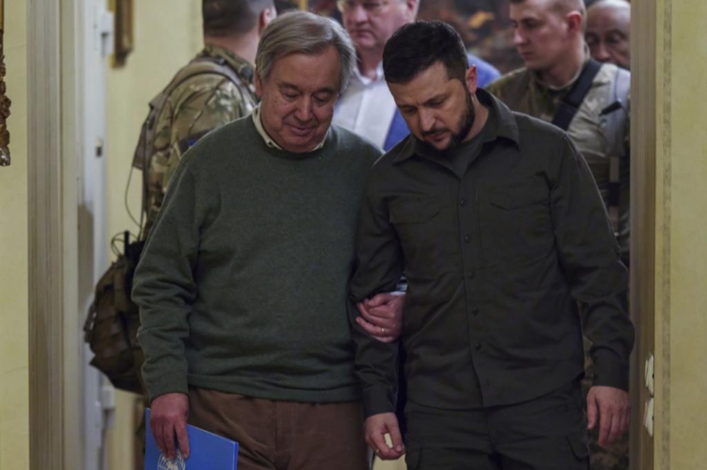Más bombas sobre Kiev: en la visita del jefe de la ONU