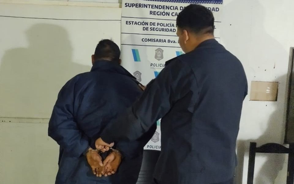 Caminaba con un arma entre sus ropas en Villa Elvira: detenido