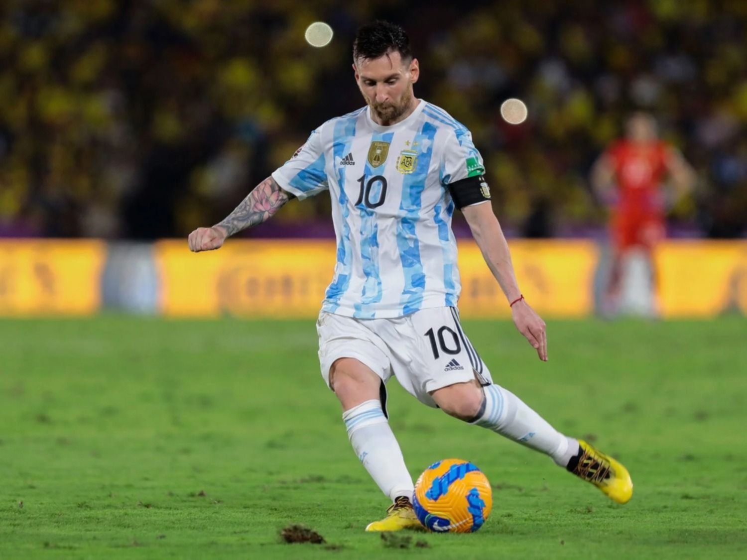 Messi probó los botines y la pelota del Mundial con la magia de siempre