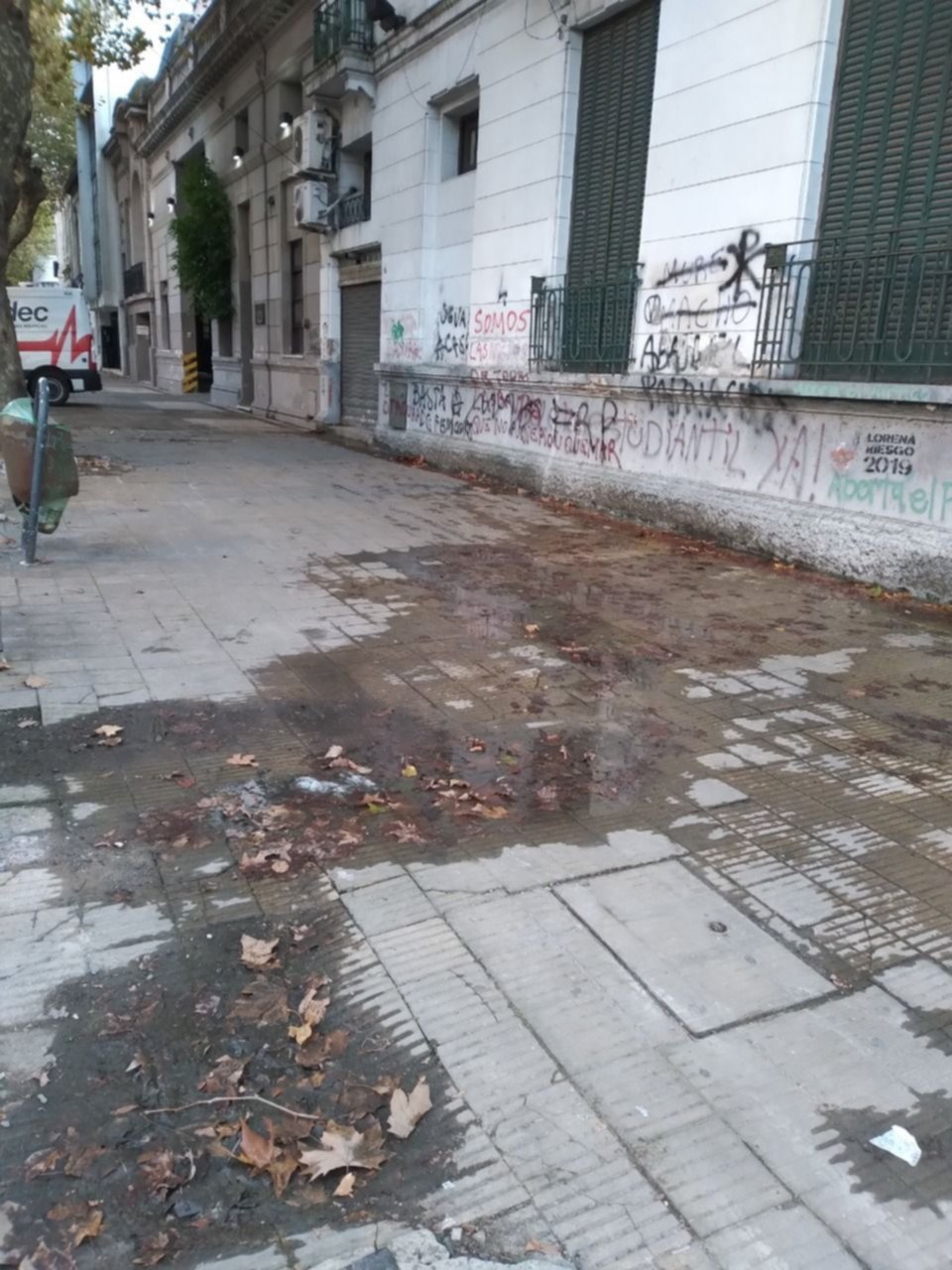 El "río" de 13 y 50: una pérdida de agua lleva un año sin solución